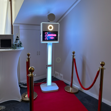 Fotobox mit Touchscreen und Studioblitz zum Mieten in Rathenow