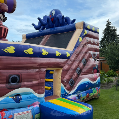 Außenansicht Schiffs-Hüpfburg XXL