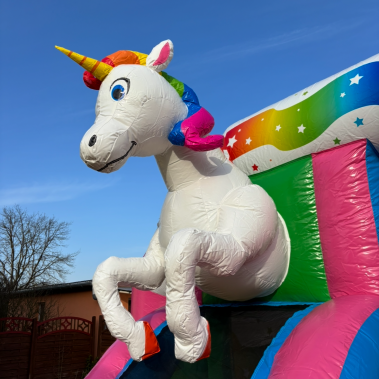 Einhorn-Figur an der Hüpfburg
