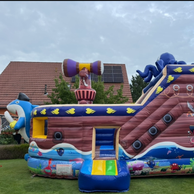 Schiffs-Hüpfburg XXL von vorn