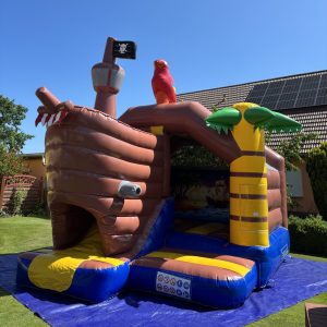 Piraten-Hüpfburg im Garten